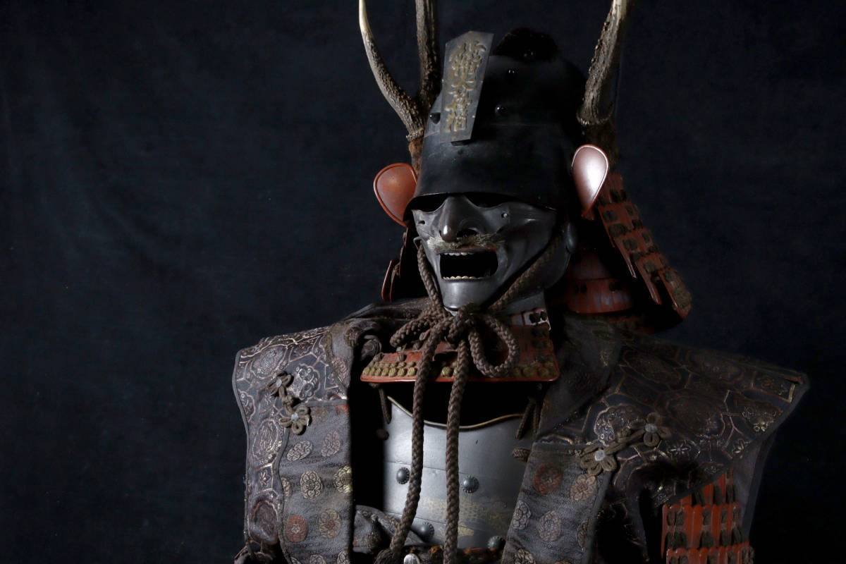 鉄地 上杉笹紋 緋縅鎧一式 八間筋兜 八幡大菩薩前立 鎧櫃 鎧兜 甲冑