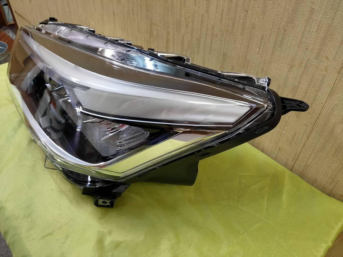 美品 ライズ A200A A210A LED 左ヘッドライト 純正 81150-B1710