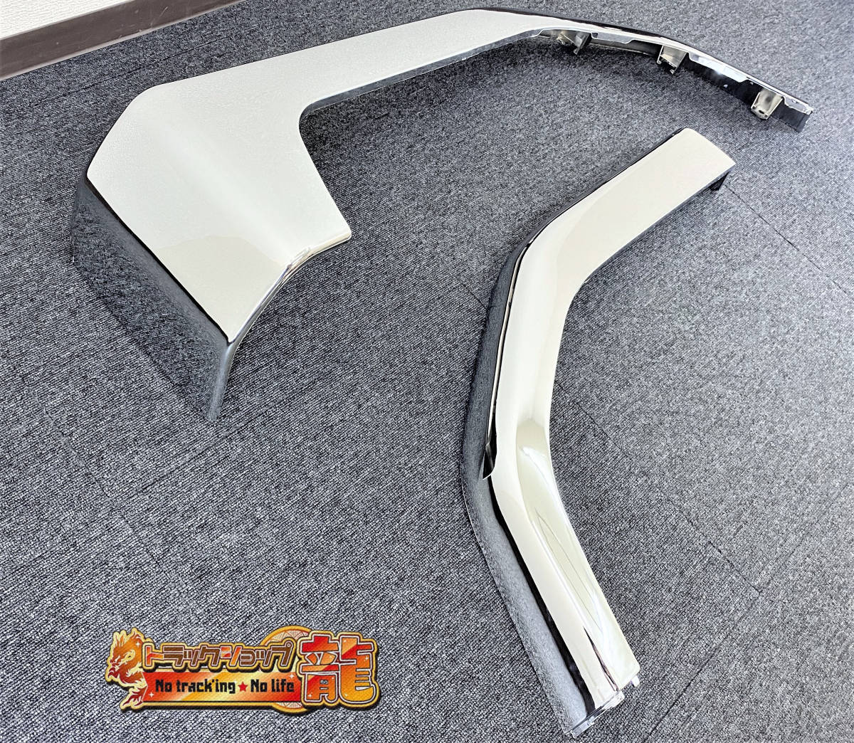 新品即納！三菱ふそう ファイター メッキ フロント フェンダー