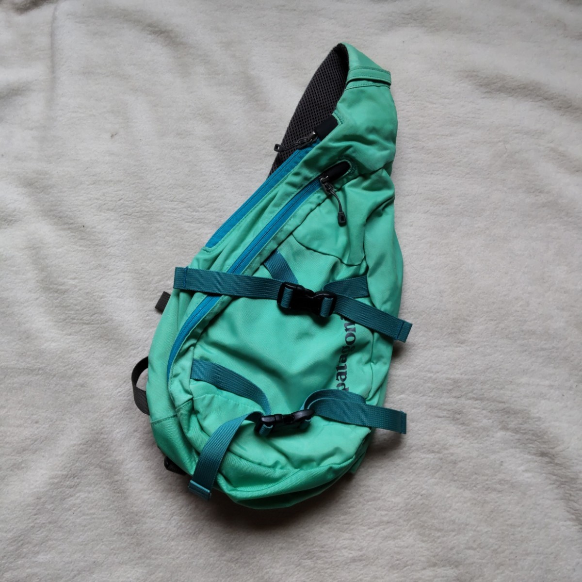 メンズ 希少カラー patagonia アトムスリングバッグ ワンショルダーバッグ