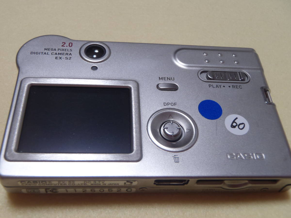 カシオの薄いコンパクトデジカメEX-S2を2台まとめて。バッテリNP-20を1個付けます。写真は撮れますが、ジャンクで。　 エクシリム カシオ EXILIM デジタルカメラ カシオ、薄型デジカメ「EXILIM」に200万画素モデル #mj7055