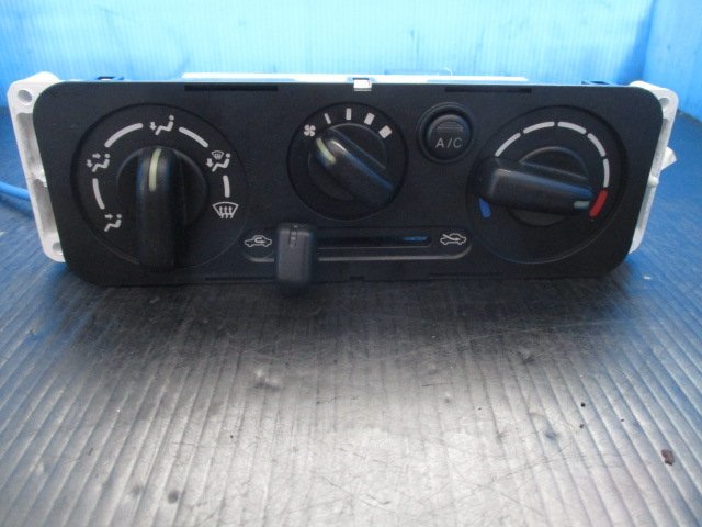 ジムニーJB23W パネル/レバーアッシ ヒーターコントロール中古品