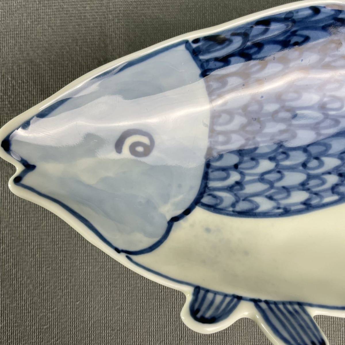 未使用　深川製磁 染付 魚彫刻 足付皿 魚型 三つ足 盛皿魚彫刻　製造終了　箱付 深川製磁 有田焼 魚彫刻 足付皿 三つ足 魚型 深川製