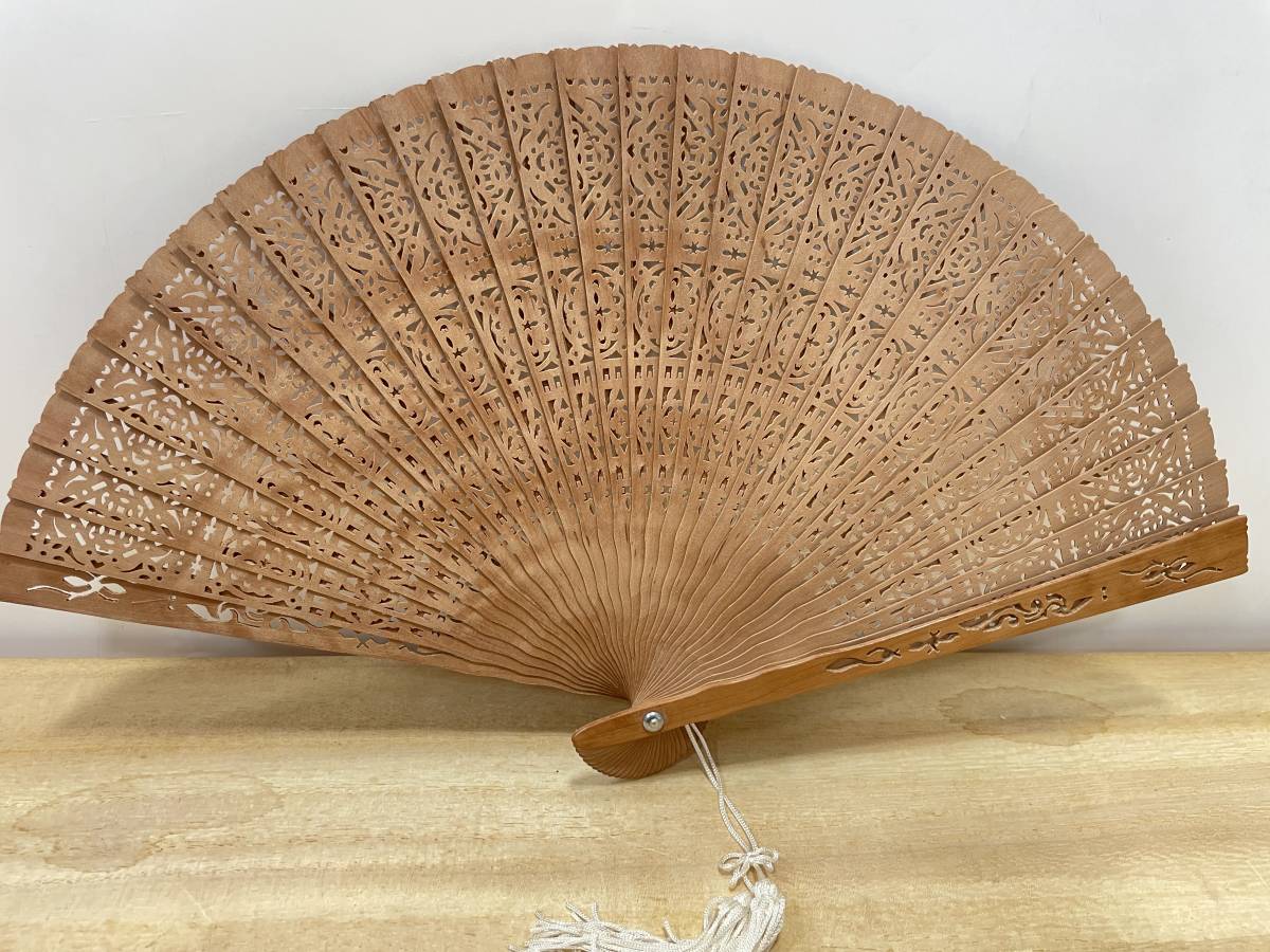 2517‐3】未使用 白檀 扇子 透かし彫り 木箱付き 和装小物 レトロ