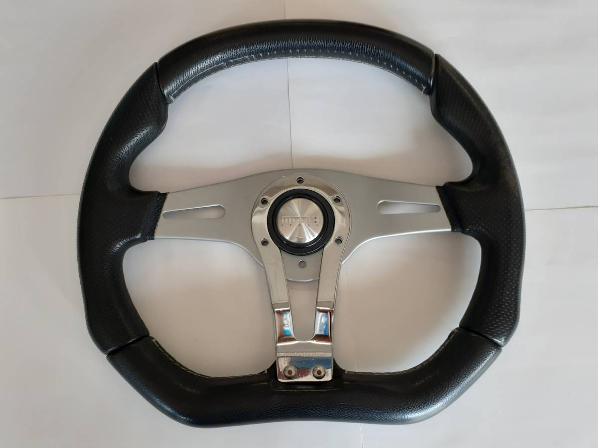 送料無料★MOMO　ステアリング　ハンドル★TYP　R35　KBA70259　中古品