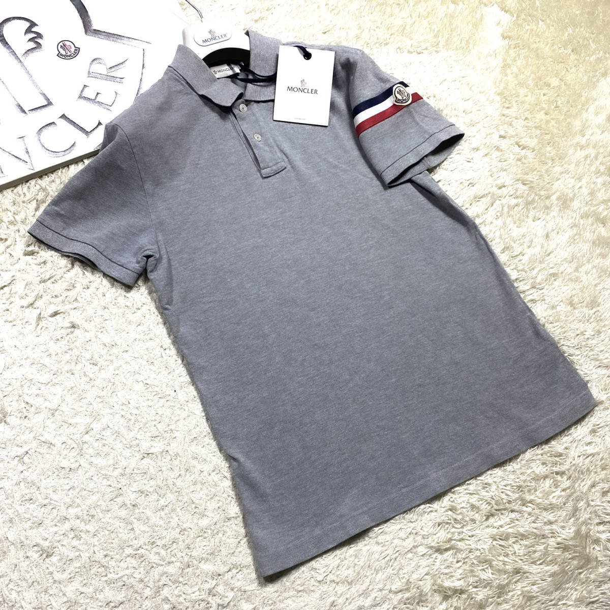 未使用級MONCLER半袖ポロシャツ ワンポイント袖ロゴワッペントリコロールグレー灰L~M爽快カノコ鹿の子コットン綿大きいサイズ モンクレール