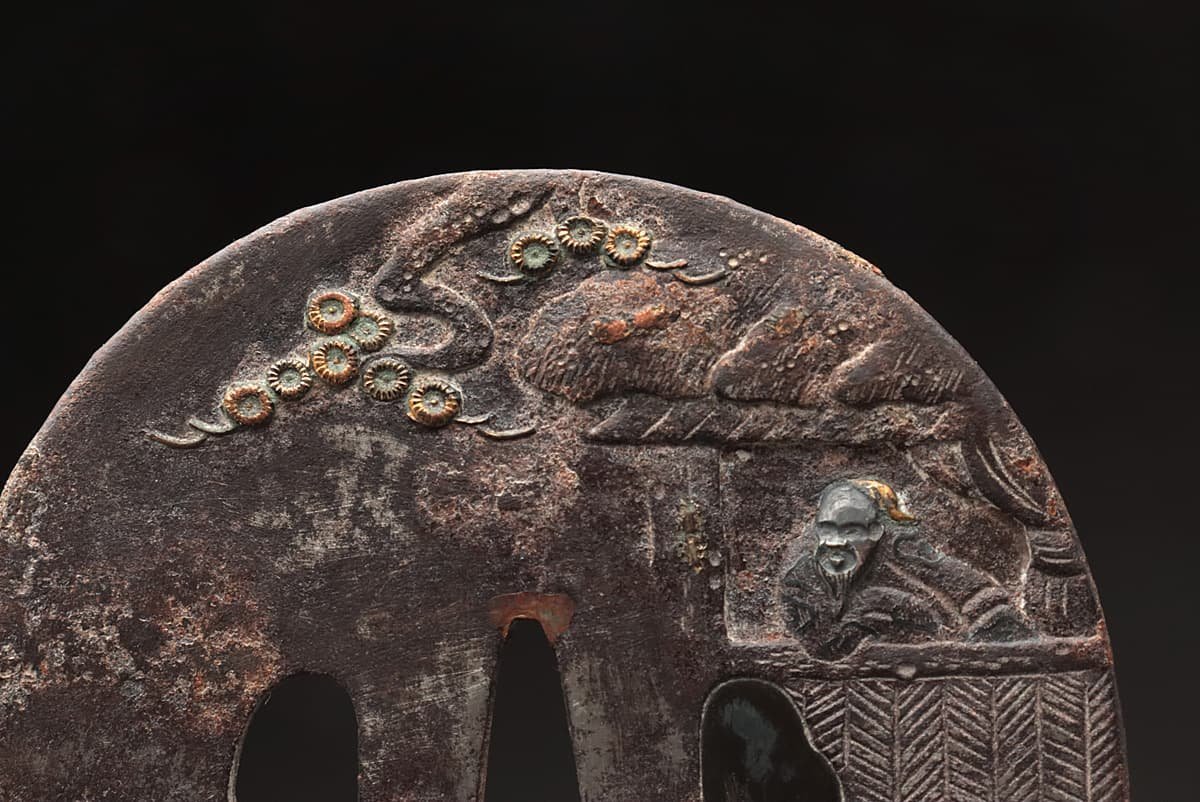 EM136 時代刀装具 鉄地 金銀銅象嵌 高肉彫 松樹楼閣老子図大鍔 縦8.5cm 
