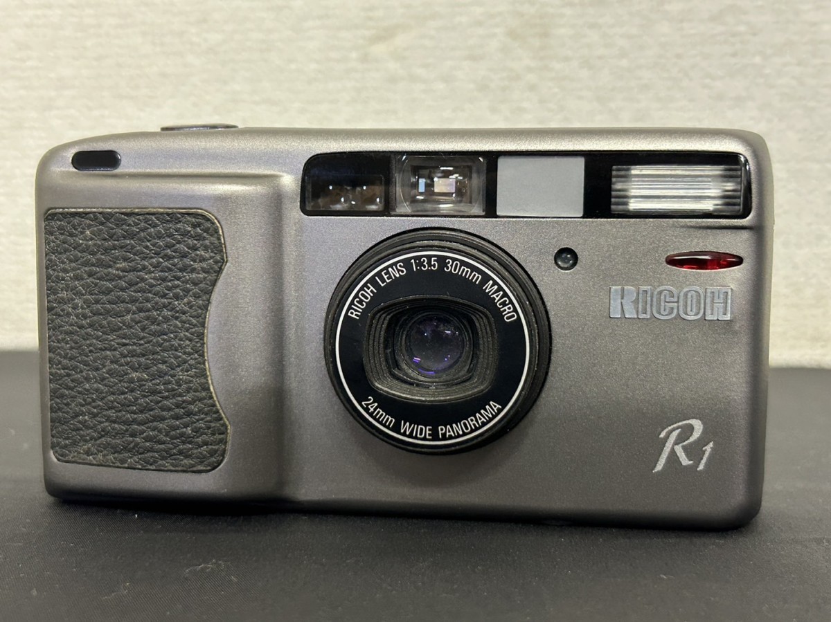 A3　RICOH　リコー　R1　コンパクトフィルムカメラ　1:3.5 30㎜ MACRO　24㎜ WIDE PANORAMA　通電確認済み　現状品