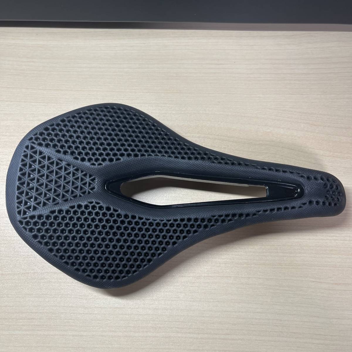 3Dプリントサドル - 実測340g! ナイロン 255x150mm ロングライド | EPU 
