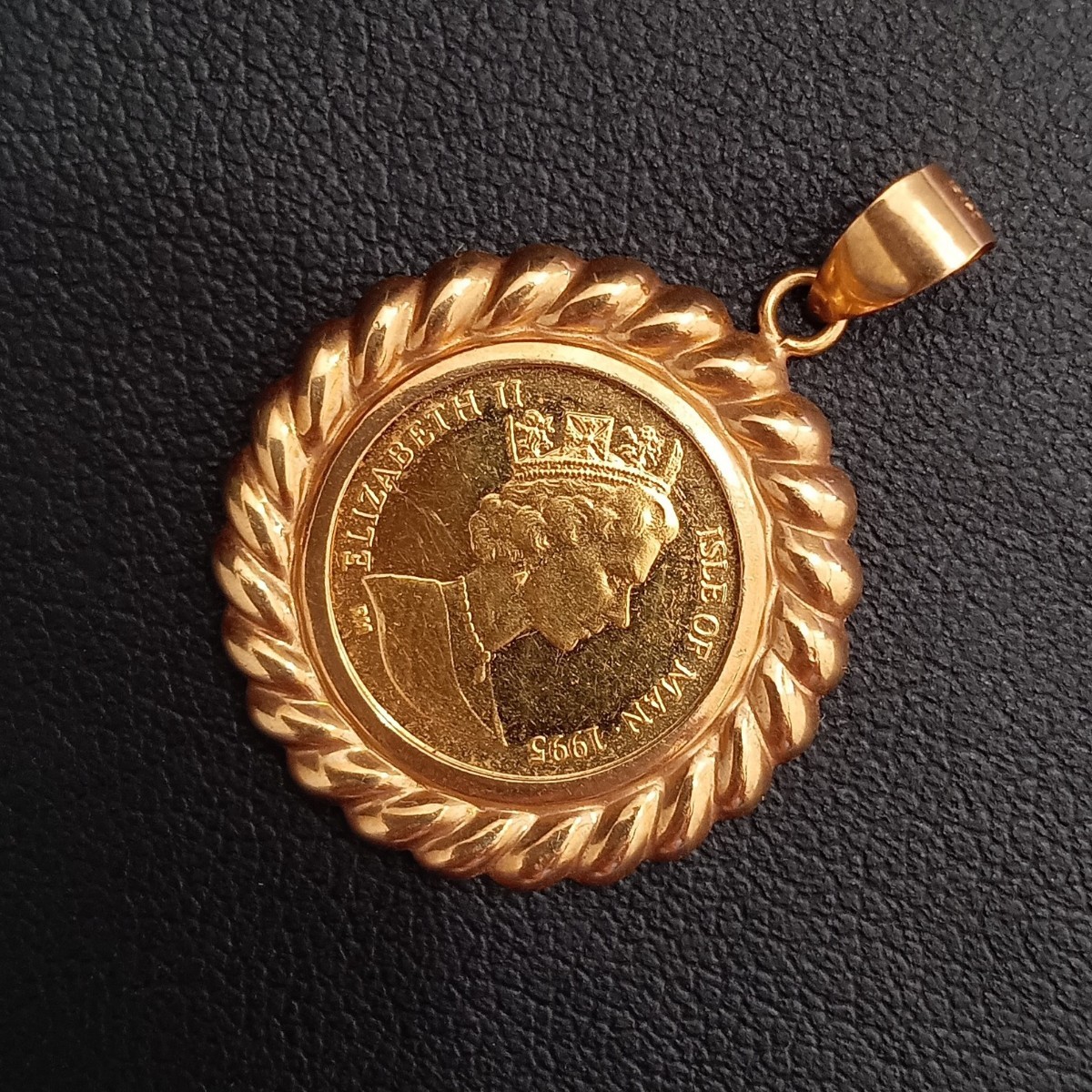 マン島金貨 エリザベス女王 猫 1⁄20オンス (E82221) K24 エリザベス マン島 キャット コイン 1/25オンス 純金 999.9 枠  K18 金貨 コインペンダント トップ 24金 18金 総重量約2.13g 2008年 1.5g K24 純金 イエローゴールド コレクション  Gold | 39宝飾販売店