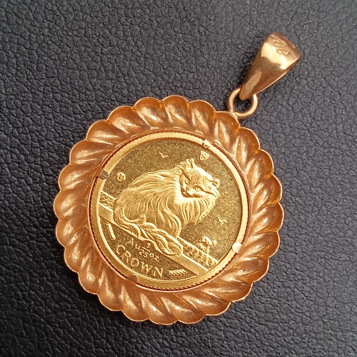 マン島金貨 エリザベス女王 猫 1⁄20オンス (E82221) K24 エリザベス マン島 キャット コイン 1/25オンス 純金 999.9 枠  K18 金貨 コインペンダント トップ 24金 18金 総重量約2.13g 2008年 1.5g K24 純金 イエローゴールド コレクション  Gold | 39宝飾販売店