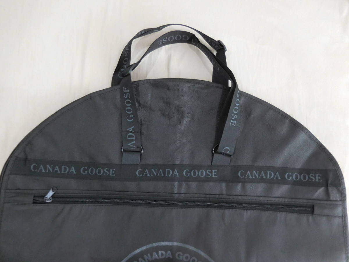 Canada Goose【カナダグース】 ロゴ入り ガーメントケースとハンガー