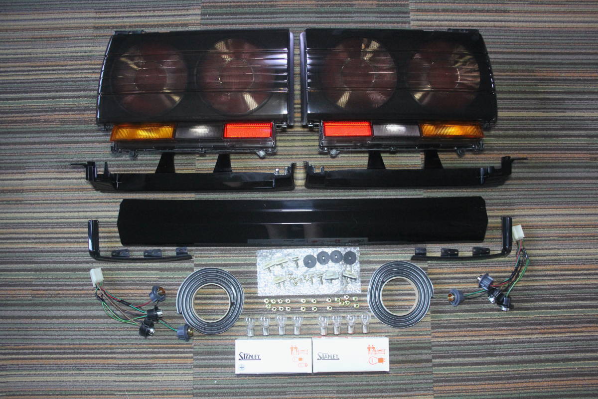 R31 スカイライン 後期テールランプ（ジャンク品扱い） 自動車
