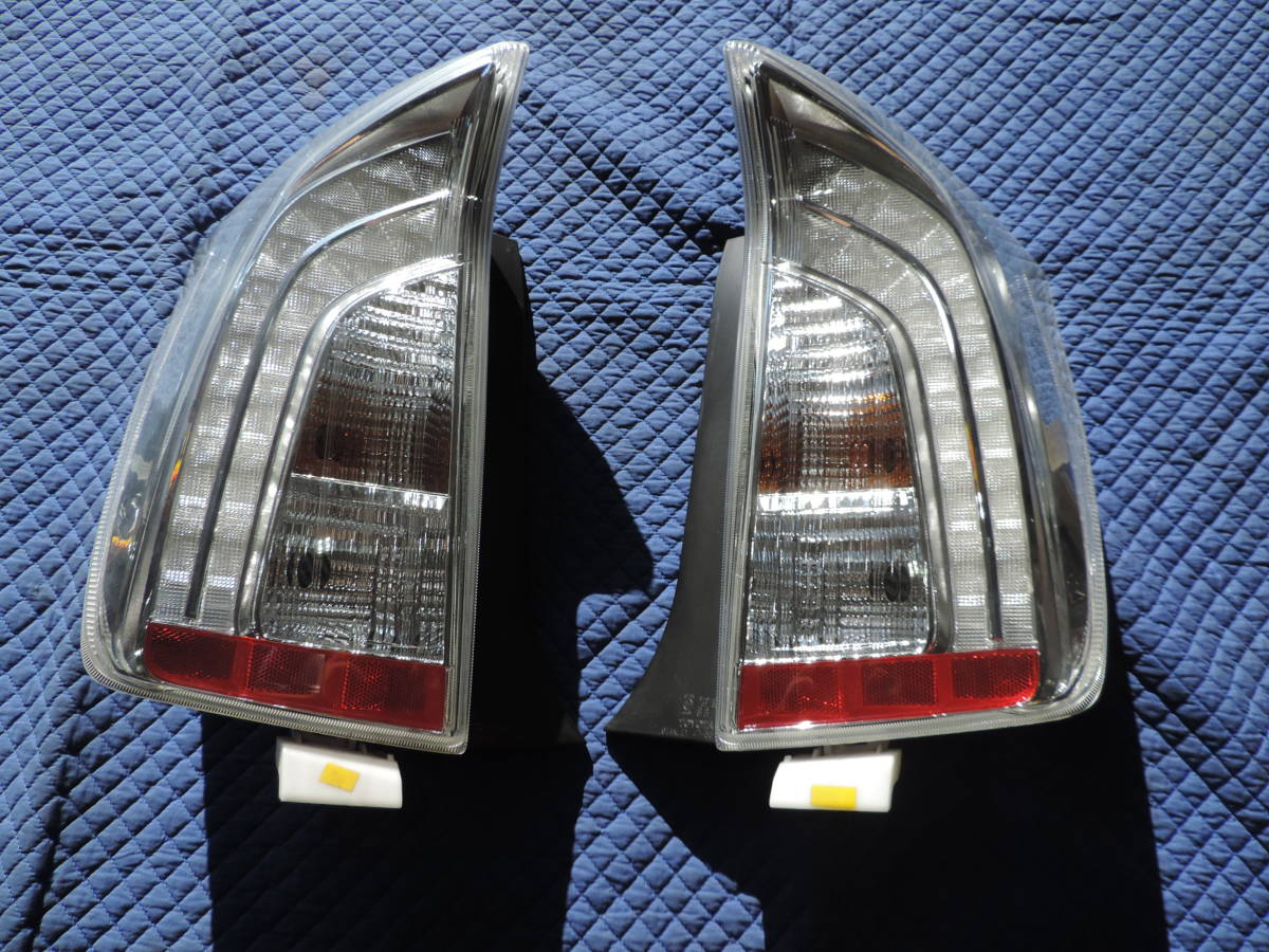 トヨタ ZVW 30 プリウス 後期 純正 テールランプ テールライト 左右 