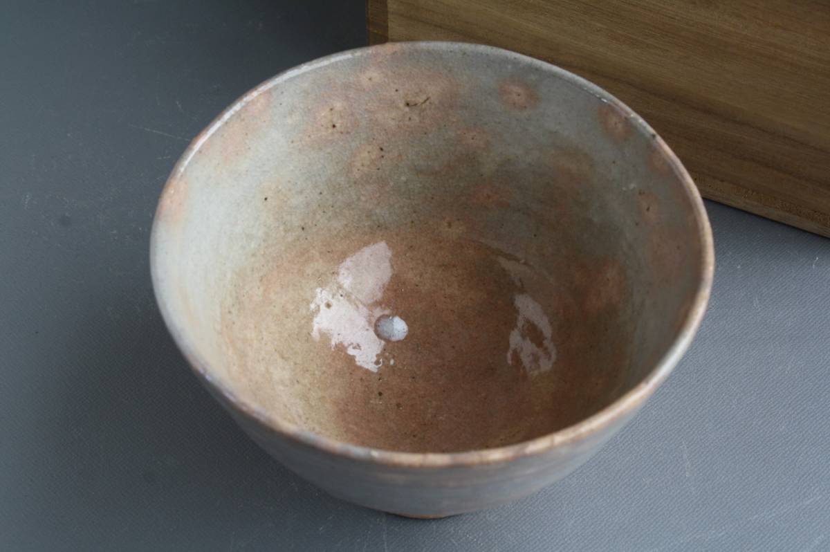 □織□古萩茶碗 本日の逸品は 赤楽 平茶碗 銘「大椿」 でございます
