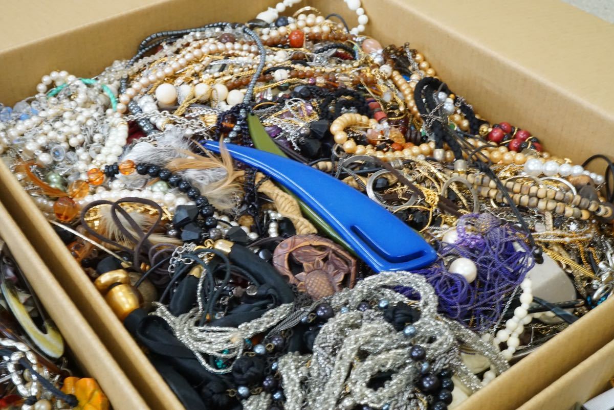 大量 100kg アクセサリー ネックレス 指輪 リング ブローチ など 