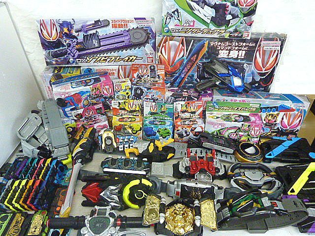 T414② ジャンク現状品 仮面ライダー 様々 まとめ 大量 変身 ベルト/剣/銃/プログライズキー/他 ギーツ/オーズ/ウィザード/龍騎/ダブル 等