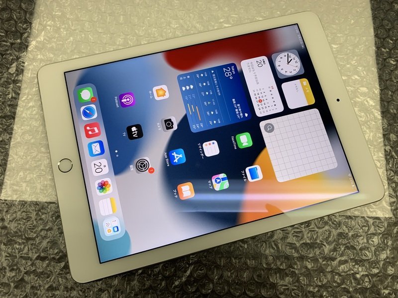 DS690 au iPad Air 第2世代 Wi-Fi+Cellular A1567 シルバー 32GB 判定○