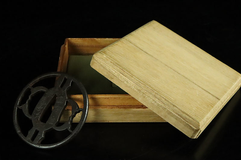 縁】時代刀装具 鐔 在銘『江府住赤尾吉次』鉄地丸形