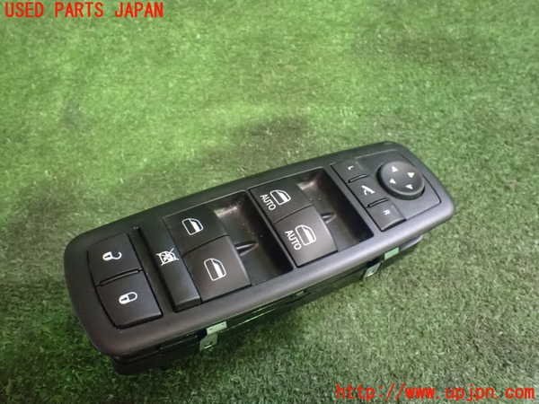 1UPJ-96726240]クライスラー・300(LX36)右前パワーウィンドウスイッチ 中古