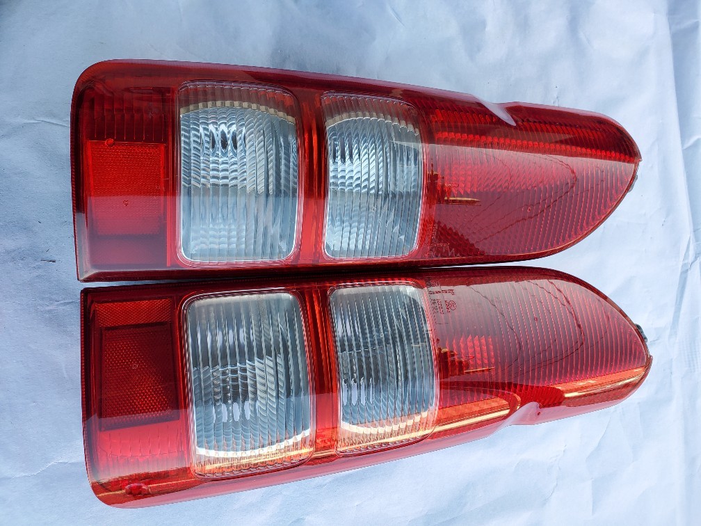 ③TOYOTA　ハイエース　KDH200V/レジアスエース　TRH200V　左右テールランプ　KOITO 26-120　【中古品】Housing only.