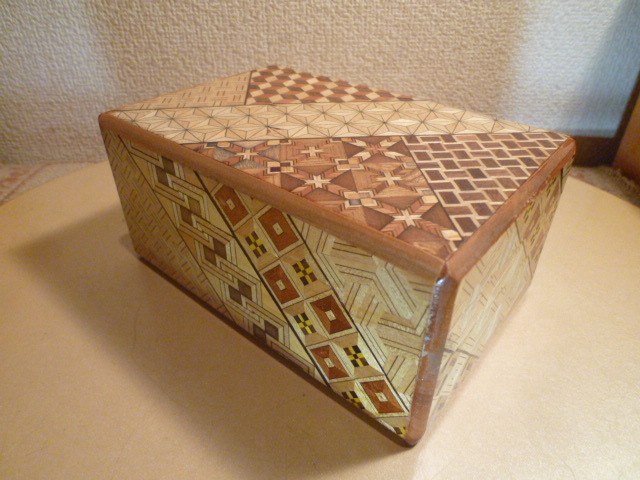 箱根寄木細工 伝統的工芸品 からくり秘密箱 ？回工程 新品同様・展示品