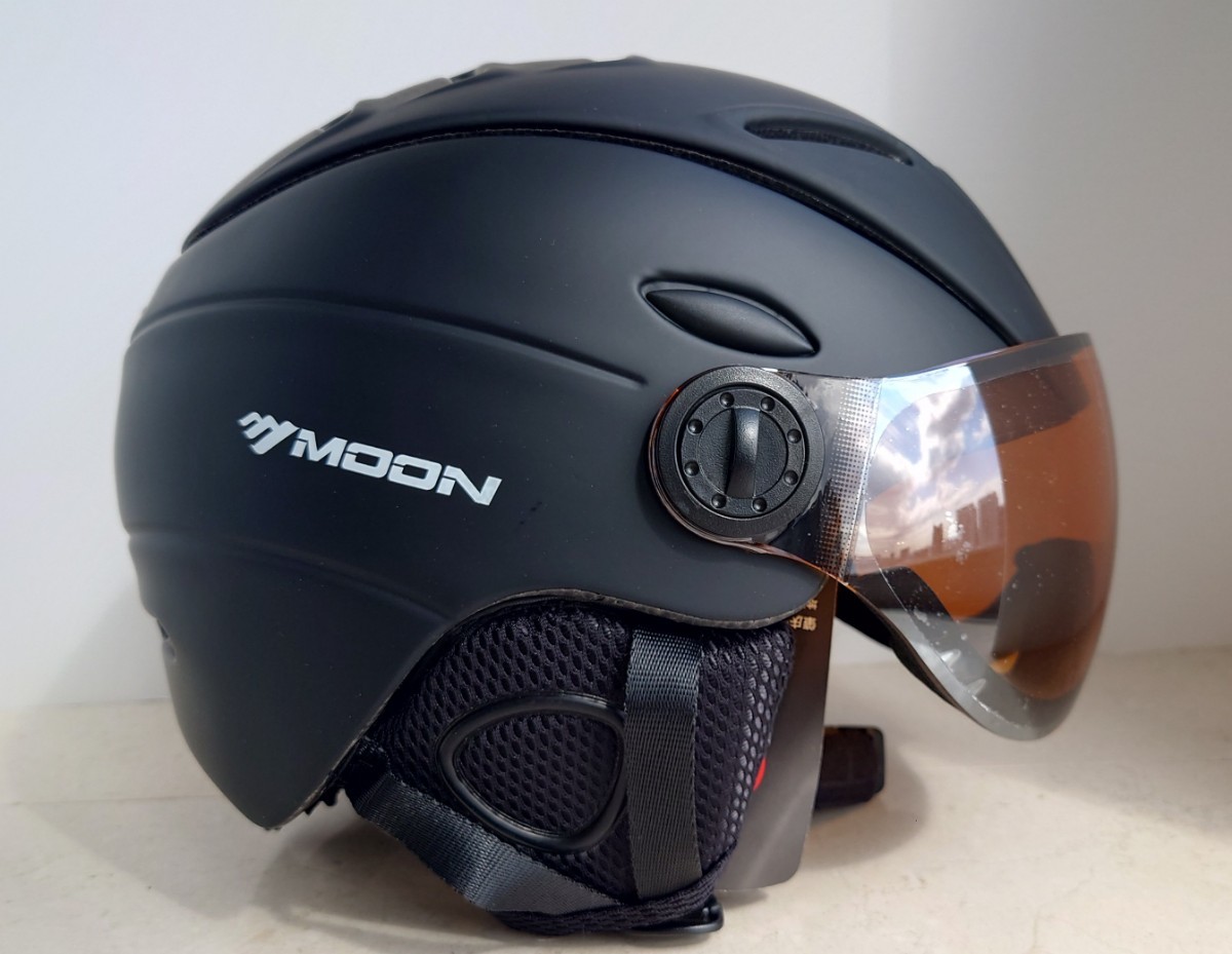 新品】【送料無料】スキー、スノボー用バイザー付ヘルメット Lサイズ