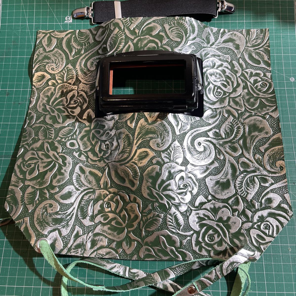 皮面 革面 溶接面 バラ型押し ダークグリーン