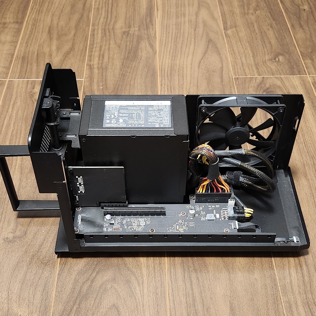 美品 Razer Core X Chroma 外付けGPU BOX(eGPU) X Core Razer 極美