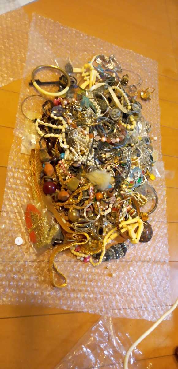 アクセサリー 約4.2kg まとめて ネックレス ブローチ イヤリング ジャンク 大量 アクセサリー まとめて 約2kg ネックレス イヤリング 指輪