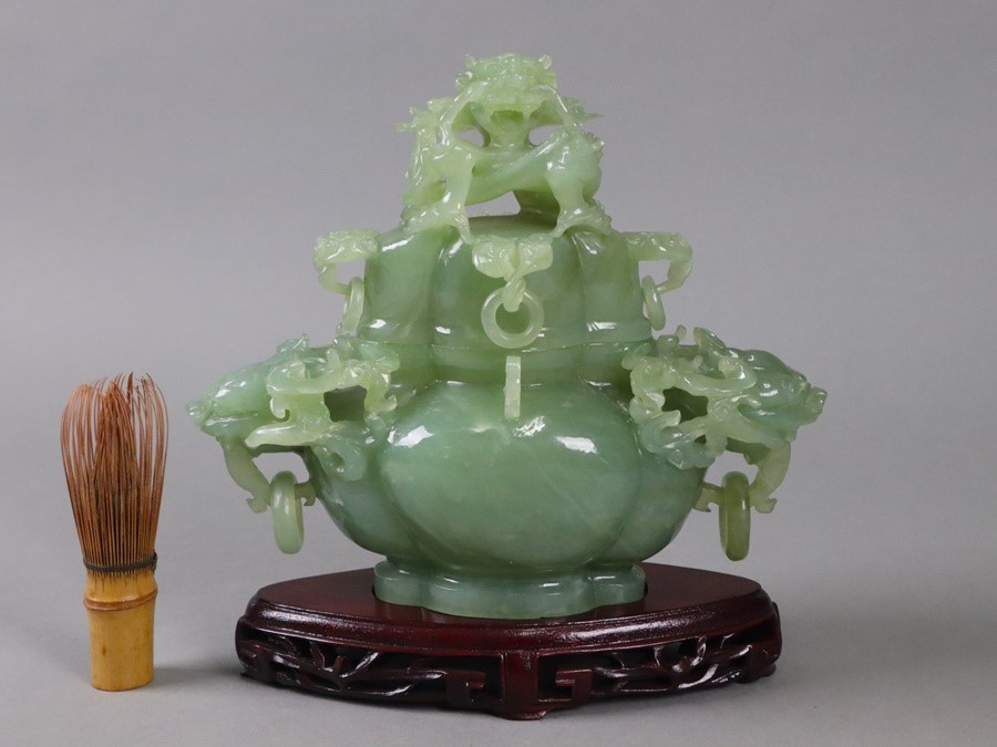 中国古玩 翡翠玉石 彫刻 龍蓋龍耳木瓜型香炉 唐木台付 置物 幅23，5cm