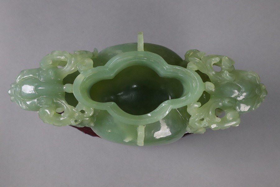 中国古玩 翡翠玉石 彫刻 龍蓋龍耳木瓜型香炉 唐木台付 置物 幅23，5cm