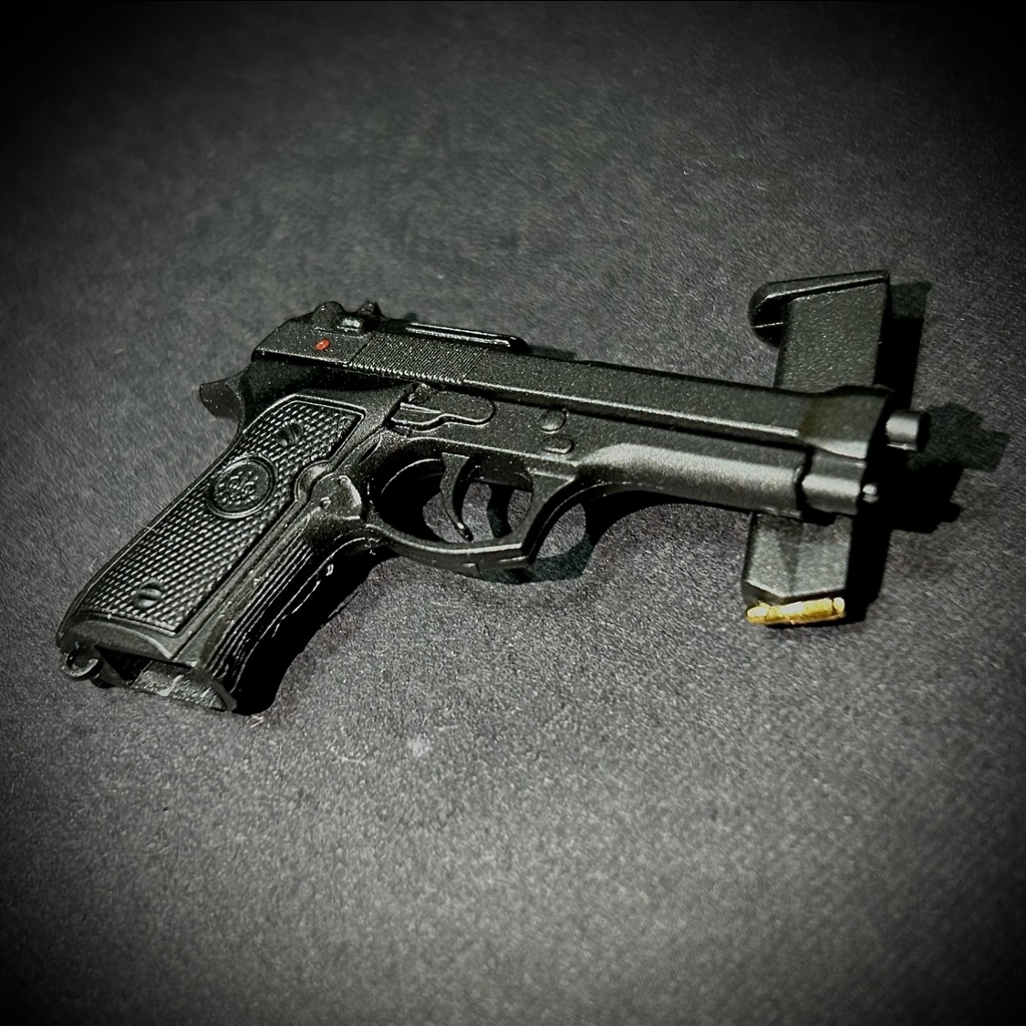 【売り切り】DAMTOYS製 模型 1/6 スケール 男性 女性 フィギュア用 装備 部品 武器 銃 ハンドガン ベレッタ M9 (未使用