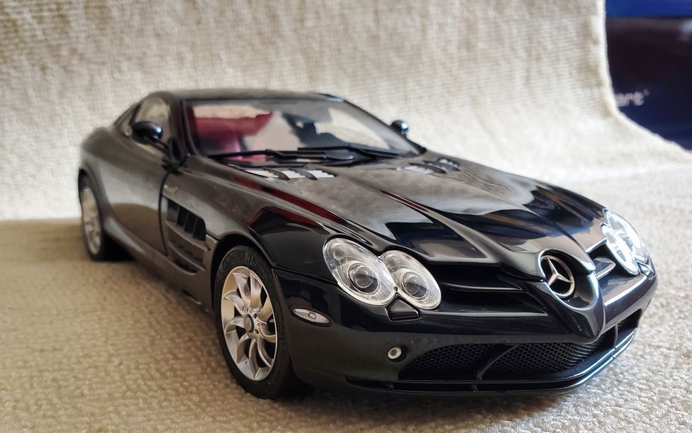 CMC 1/18 Mercedes-Benz SLR McLaren (2003) black