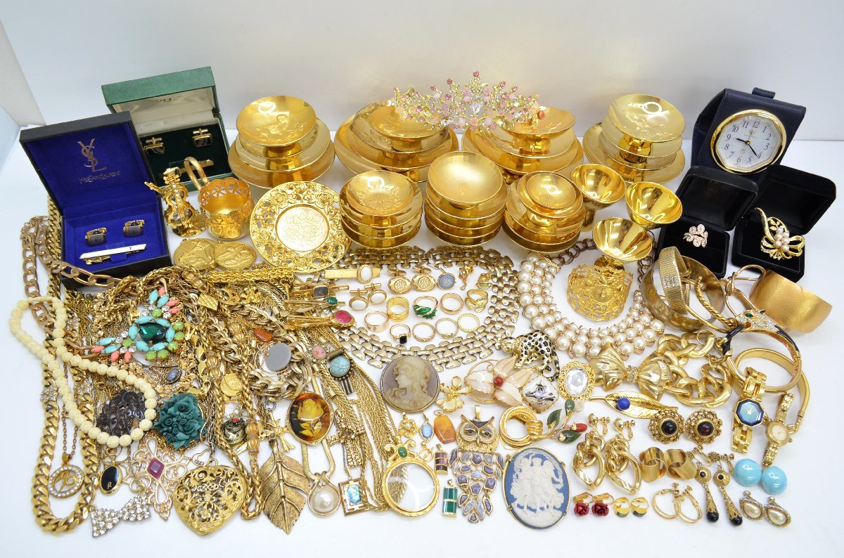 [fui] 大量 アクセサリー 他 まとめ 総重量約5.3kg 金杯 24KGP含 YSL ゴールド ネックレス ブローチ イヤリング 指輪 時計 置物 メッキ 他