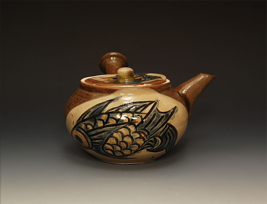 星庵厳選作品 人間国宝金城次郎作 魚文急須 出展作共箱 日本の陶磁