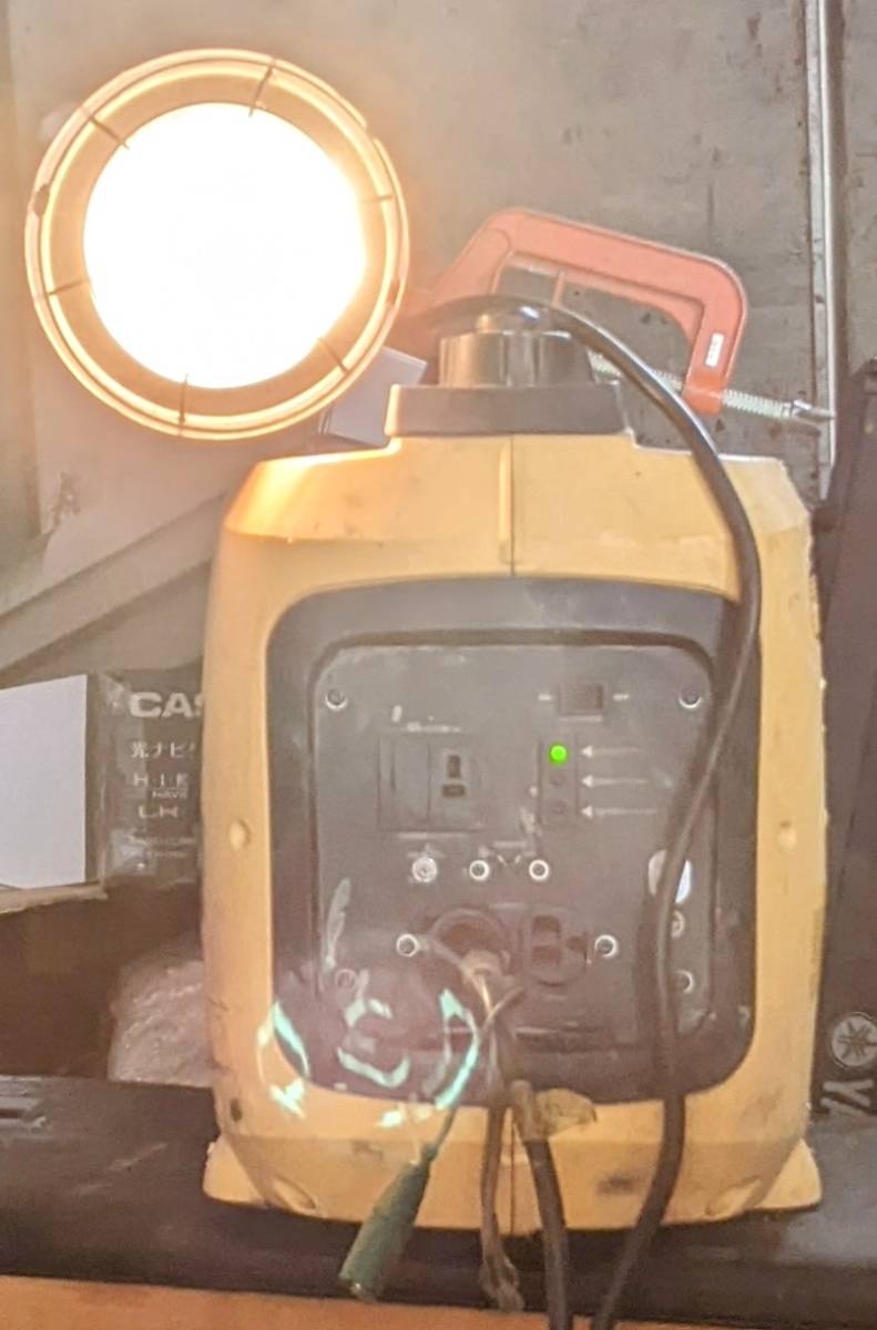 中古KIPORインバーター発電機IG，1600。定格電圧AC100V定格電流16A定格出力1.6KVA定格周波数50/60Hz。