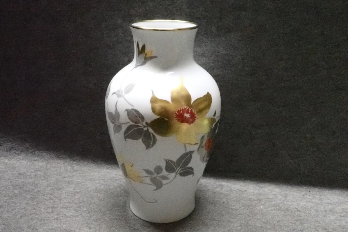 ★121478 大倉陶園 色絵 金彩 花図 白磁 花瓶 花生 花入 花器★