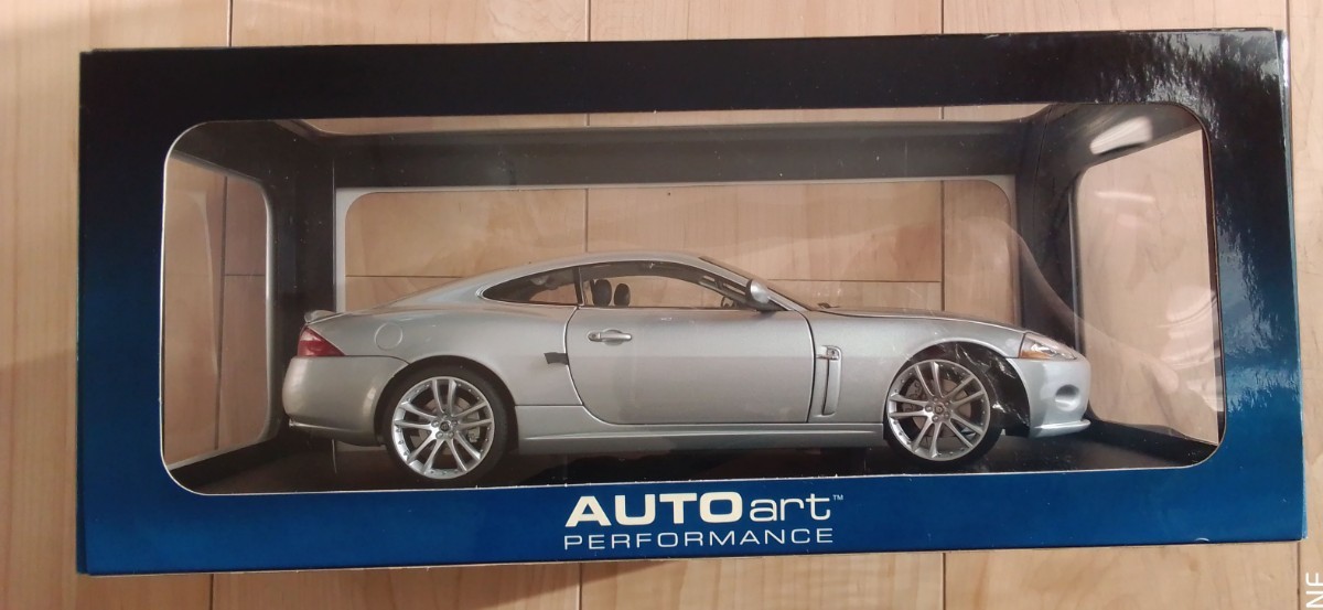 オートアート　Jaguar　XK　クーペ　AUTOartシルバー　ジャガー　1/18　ミニカー　銀　　　 