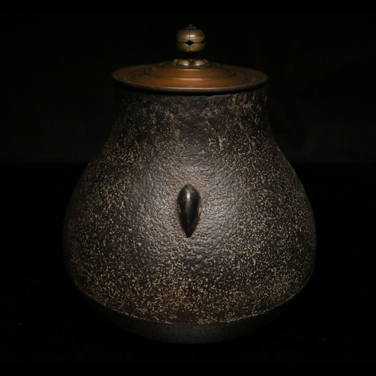 3代高木治郎兵衛造『鉄木瓜形釜釣』（共箱） 3代高木治郎兵衛造『鉄
