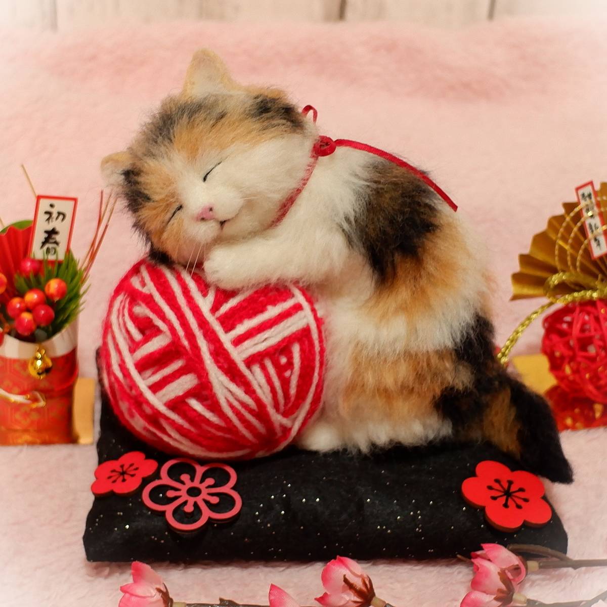  funwari 羊毛フェルト 紅白カラー毛糸玉と仔猫 三毛 ほっこり ねんね お正月 ハンドメイド(羊毛フェルト)｜売買されたオークション情報、yahooの商品情報をアーカイブ公開 - オークファン 羊毛フェルト