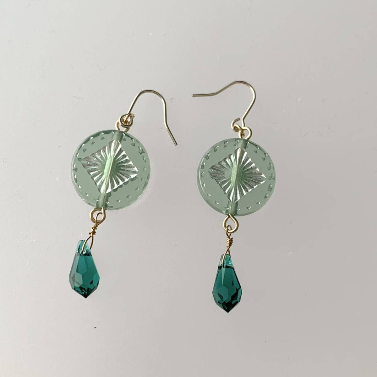 グリーンピアス（緑）　スワロフスキービーズ使用　樹脂ピアス・イヤリング金具変更可能　ハンドメイド　アクセサリー　透明配送可能_1