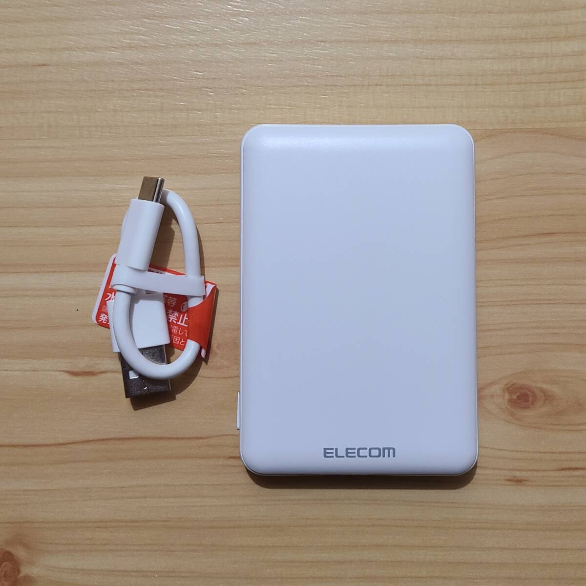 エレコム　薄型コンパクトモバイルバッテリー(5000mAh/2.4A/Cx1＋Ax1)　DE-C37-5000WH_2