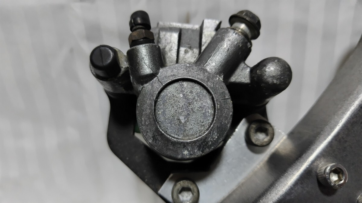 YAMAHA ヤマハ　マジェスティ１２５　リア　ディスクブレーキ　ジャンク部品取用　ホイール　スイングアーム　キャリパー　メッシュホース_5