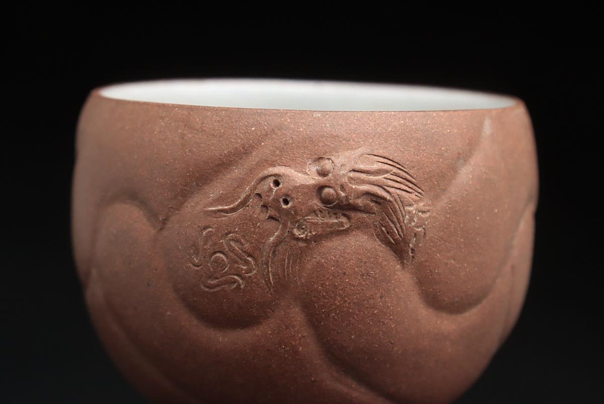 中国美術紫砂彫 魚化龍紋茶壺 陶磁器 後手急
須 茶壺 茶道具在名唐物 年代不明 JM725 中国美術【盖款(在銘)】紫砂茶具 五点一式(紫砂小魚化龍壺 急須