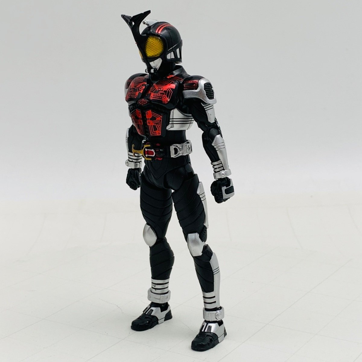 中古品 S.H.Figuarts フィギュアーツ 真骨彫製法 仮面ライダーカブト 