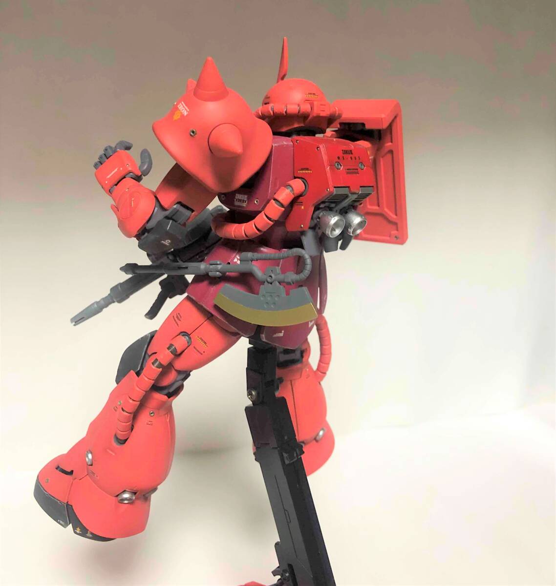 完成品】MG 1/100 シャア専用ザクVer2，0 塗装済み完成品 【公式通販】
