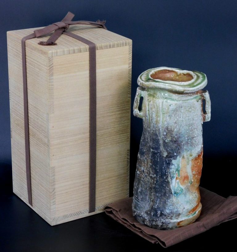 Y572Yちょる【茶道具名品】伊賀 寺垣外窯 杉本貞光造 花入れ 共箱 共布