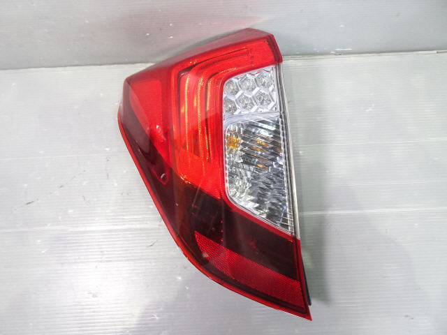 フィット DAA-GP5 左 テールランプ テールレンズ LEB-H1 7FT 33550-T5A