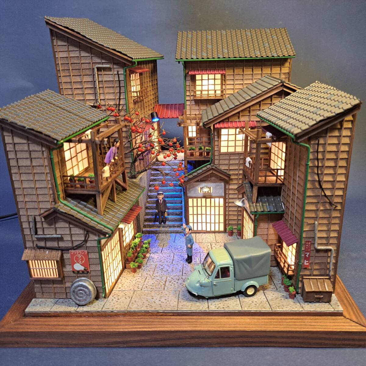 昭和の街並み夕暮れ横丁　オリジナルジオラマ完成品　クリアケース付き 山本高樹の昭和ジオラマ 1/43 「柿の木横丁 電飾ジオラマ」アクリル